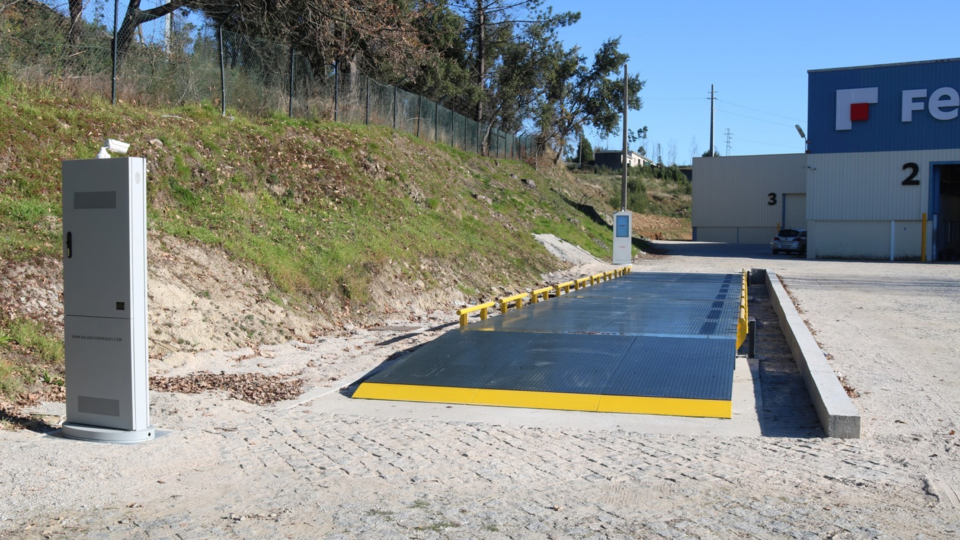 Instalação exterior de báscula-ponte